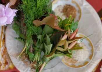 Foto 1: Momen orang tua memercikkan tepung tawar kepada pengantin yang duduk berdampingan