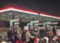Pengendara mengisi bahan bakar di SPBU Salembaran, Kabupaten Tangerang.