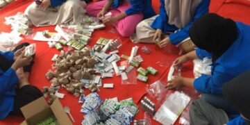 Mahasiswa Universitas Bina Sarana Informatika bersama pengurus TERAS melaksanakan kegiatan gotong royong dalam proses penyiapan perlengkapan jenazah sebagai implementasi edukasi kepedulian sosial dan kemanusiaan.