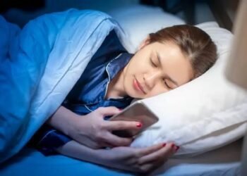 Scroll Sebelum Tidur: Kebiasaan Kecil yang Diam-Diam Menggerus Produktivitas Mahasiswa 46 Ilustrasi Kebiasaan Scroll Sebelum Tidur (Sumber: Halodoc)