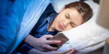 Ilustrasi Kebiasaan Scroll Sebelum Tidur (Sumber: Halodoc)