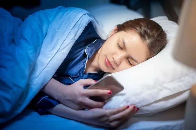Scroll Sebelum Tidur: Kebiasaan Kecil yang Diam-Diam Menggerus Produktivitas Mahasiswa 46 Ilustrasi Kebiasaan Scroll Sebelum Tidur (Sumber: Halodoc)