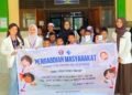 Foto bersama mahasiswa Apoteker UHO Angkatan XV Kelompok 6 dan siswa SDN 49 Kendari setelah kegiatan (Sumber: Dokumentasi Pribadi)