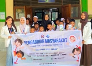 Edukasi PHBS dan Penggunaan Obat Cacing, Upaya Mahasiswa Profesi Apoteker UHO Angkatan XV Cegah Kecacingan Pada Anak Sekolah 46 Foto bersama mahasiswa Apoteker UHO Angkatan XV Kelompok 6 dan siswa SDN 49 Kendari setelah kegiatan (Sumber: Dokumentasi Pribadi)