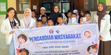 Foto bersama mahasiswa Apoteker UHO Angkatan XV Kelompok 6 dan siswa SDN 49 Kendari setelah kegiatan (Sumber: Dokumentasi Pribadi)
