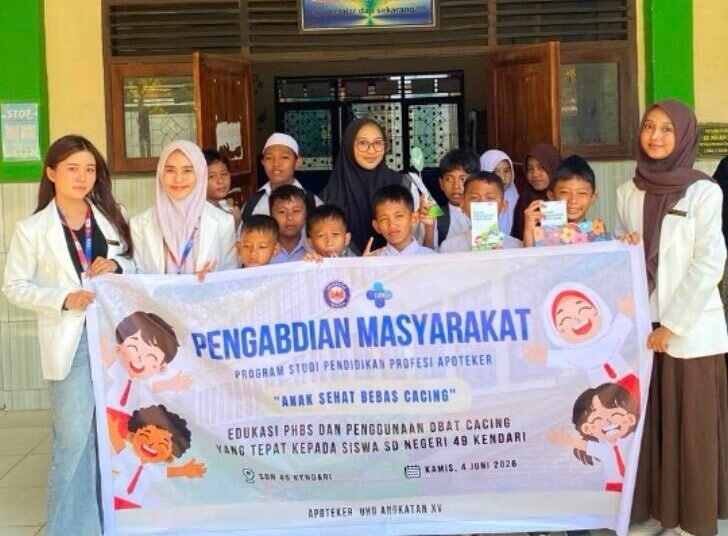 Foto bersama mahasiswa Apoteker UHO Angkatan XV Kelompok 6 dan siswa SDN 49 Kendari setelah kegiatan (Sumber: Dokumentasi Pribadi)