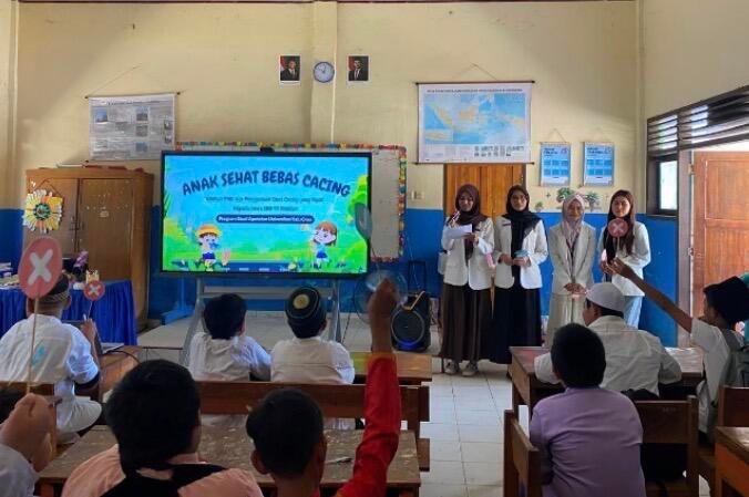 Para siswa saat menjawab pertanyaan menggunakan papan benar salah (Sumber: Dokumentasi Pribadi)