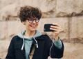 Seorang Anak muda yang tidak lepas dari layanan digital (Sumber: Pexels)