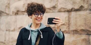 Seorang Anak muda yang tidak lepas dari layanan digital (Sumber: Pexels)