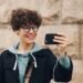 Seorang Anak muda yang tidak lepas dari layanan digital (Sumber: Pexels)