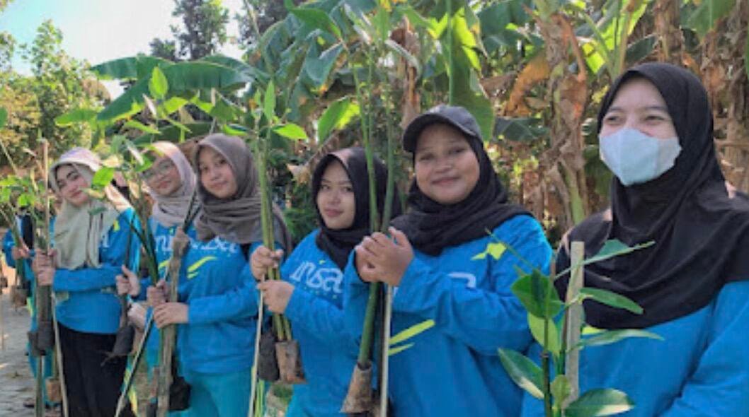 Pembagian bibit mangrove (Sumber: Dokumentasi Pribadi) 