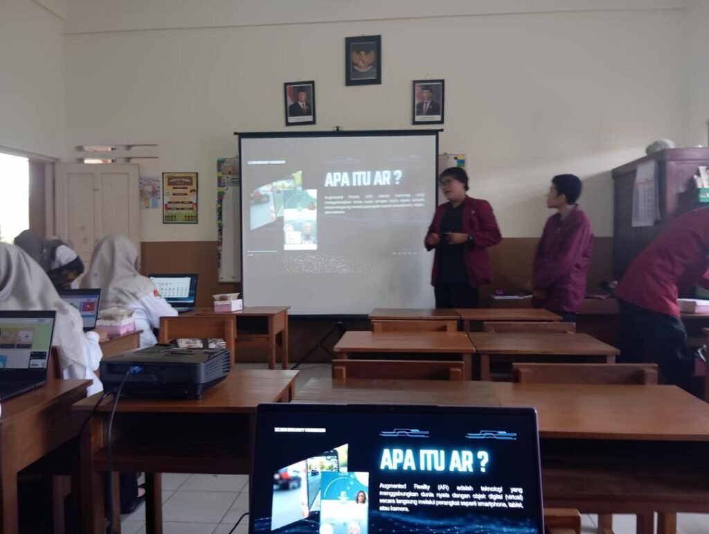 Penyampaian Materi Pengenalan Augmented Reality (AR) kepada Guru MI Diponegoro 03 Karangklesem