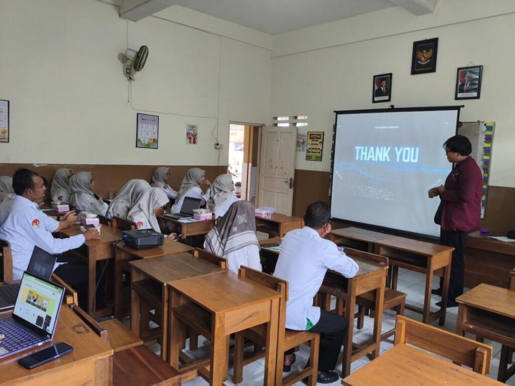 Penyampaian Materi dan Evaluasi Kegiatan Pelatihan Augmented Reality (AR) bagi Guru MI Diponegoro 03 Karangklesem