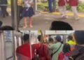 ibu-ibu diturunkan dari KRL (Foto Facebook)