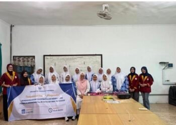Universitas Teknokrat Indonesia Gelar PKM di SMA TRI SUKSES, Kenalkan Pemanfaatan Metaverse untuk Mendukung Pembelajaran Digital 46 Universitas Teknokrat Indonesia Gelar PKM di SMA TRI SUKSES, Kenalkan Pemanfaatan Metaverse untuk Mendukung Pembelajaran Digital Tim mahasiswa dan dosen Universitas Teknokrat Indonesia foto bersama siswa SMA TRI SUKSES usai pelaksanaan kegiatan Pengabdian Kepada Masyarakat (PKM). Foto: Ist. Bandar Lampung – Universitas Teknokrat Indonesia (UTI) kembali melaksanakan kegiatan Pengabdian Kepada Masyarakat (PKM) sebagai bentuk kontribusi nyata dalam mendukung kemajuan pendidikan di era digital. Kegiatan yang dilaksanakan di SMA TRI SUKSES ini mengangkat tema “Penggunaan Metaverse dalam Mendukung Pembelajaran Digital di Sekolah”. Kegiatan tersebut bertujuan untuk memberikan pemahaman kepada siswa mengenai perkembangan teknologi metaverse dan pemanfaatannya dalam dunia pendidikan. Metaverse merupakan teknologi virtual yang memungkinkan pengguna berinteraksi dalam lingkungan digital tiga dimensi secara lebih imersif, sehingga dapat menciptakan pengalaman belajar yang lebih menarik dan interaktif. PKM ini dilaksanakan sebagai upaya meningkatkan literasi digital siswa sekaligus memperkenalkan inovasi pembelajaran berbasis teknologi yang dapat mendukung proses belajar mengajar di sekolah. Melalui kegiatan ini, siswa diperkenalkan dengan konsep dasar metaverse, manfaatnya dalam pendidikan, serta berbagai contoh penerapannya dalam kegiatan pembelajaran modern. Kegiatan dibimbing langsung oleh dosen Universitas Teknokrat Indonesia, Wulan Rezky Amalya, S.Ak., M.Ak., yang memberikan arahan dan pendampingan selama pelaksanaan program. Dalam penyampaiannya, beliau menjelaskan bahwa perkembangan teknologi digital menuntut siswa untuk mampu beradaptasi dengan berbagai inovasi yang terus berkembang. “Perkembangan teknologi digital menuntut siswa untuk terus meningkatkan kemampuan literasi digital. Metaverse menjadi salah satu inovasi yang dapat dimanfaatkan dalam dunia pendidikan untuk menciptakan pengalaman belajar yang lebih interaktif, menarik, dan sesuai dengan perkembangan zaman,” ujar Wulan Rezky Amalya, S.Ak., M.Ak. Dalam pelaksanaannya, mahasiswa Universitas Teknokrat Indonesia berperan sebagai pemateri dan fasilitator. Mereka menyampaikan materi mengenai konsep metaverse, virtual reality (VR), augmented reality (AR), serta berbagai platform digital yang dapat dimanfaatkan untuk menunjang kegiatan pembelajaran. Kegiatan berlangsung secara interaktif melalui sesi pemaparan materi, demonstrasi teknologi, diskusi, dan tanya jawab. Para siswa diberikan kesempatan untuk mengenal berbagai contoh lingkungan virtual yang dapat digunakan sebagai media pembelajaran, seperti laboratorium virtual, ruang kelas digital, dan simulasi pembelajaran berbasis metaverse. Antusiasme siswa SMA TRI SUKSES terlihat sangat tinggi selama kegiatan berlangsung. Banyak peserta yang aktif bertanya mengenai cara kerja metaverse, manfaatnya dalam dunia pendidikan, serta peluang teknologi tersebut di masa depan. Salah satu siswa peserta kegiatan mengaku mendapatkan wawasan baru terkait perkembangan teknologi digital. “Saya jadi lebih memahami bagaimana teknologi metaverse dapat digunakan dalam pembelajaran. Materi yang disampaikan sangat menarik dan menambah pengetahuan kami tentang teknologi masa depan,” ungkap salah seorang siswa. Pihak SMA TRI SUKSES menyambut baik kegiatan PKM yang dilaksanakan oleh Universitas Teknokrat Indonesia. Mereka berharap kegiatan serupa dapat terus dilakukan untuk membantu meningkatkan kemampuan digital siswa serta memperluas wawasan mereka terhadap perkembangan teknologi. Melalui kegiatan PKM ini, Universitas Teknokrat Indonesia kembali menunjukkan komitmennya dalam mendukung peningkatan kualitas pendidikan melalui pemanfaatan teknologi digital dan pengembangan literasi teknologi bagi generasi muda. Informasi Kegiatan Tema: Penggunaan Metaverse dalam Mendukung Pembelajaran Digital di Sekolah Lokasi: SMA TRI SUKSES Instansi: Universitas Teknokrat Indonesia Jenis Kegiatan: Pengabdian Kepada Masyarakat (PKM) Dosen Pembimbing: Wulan Rezky Amalya, S.Ak., M.Ak.