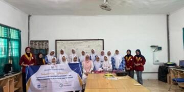 Universitas Teknokrat Indonesia Gelar PKM di SMA TRI SUKSES, Kenalkan Pemanfaatan Metaverse untuk Mendukung Pembelajaran Digital Tim mahasiswa dan dosen Universitas Teknokrat Indonesia foto bersama siswa SMA TRI SUKSES usai pelaksanaan kegiatan Pengabdian Kepada Masyarakat (PKM). Foto: Ist. Bandar Lampung – Universitas Teknokrat Indonesia (UTI) kembali melaksanakan kegiatan Pengabdian Kepada Masyarakat (PKM) sebagai bentuk kontribusi nyata dalam mendukung kemajuan pendidikan di era digital. Kegiatan yang dilaksanakan di SMA TRI SUKSES ini mengangkat tema “Penggunaan Metaverse dalam Mendukung Pembelajaran Digital di Sekolah”. Kegiatan tersebut bertujuan untuk memberikan pemahaman kepada siswa mengenai perkembangan teknologi metaverse dan pemanfaatannya dalam dunia pendidikan. Metaverse merupakan teknologi virtual yang memungkinkan pengguna berinteraksi dalam lingkungan digital tiga dimensi secara lebih imersif, sehingga dapat menciptakan pengalaman belajar yang lebih menarik dan interaktif. PKM ini dilaksanakan sebagai upaya meningkatkan literasi digital siswa sekaligus memperkenalkan inovasi pembelajaran berbasis teknologi yang dapat mendukung proses belajar mengajar di sekolah. Melalui kegiatan ini, siswa diperkenalkan dengan konsep dasar metaverse, manfaatnya dalam pendidikan, serta berbagai contoh penerapannya dalam kegiatan pembelajaran modern. Kegiatan dibimbing langsung oleh dosen Universitas Teknokrat Indonesia, Wulan Rezky Amalya, S.Ak., M.Ak., yang memberikan arahan dan pendampingan selama pelaksanaan program. Dalam penyampaiannya, beliau menjelaskan bahwa perkembangan teknologi digital menuntut siswa untuk mampu beradaptasi dengan berbagai inovasi yang terus berkembang. “Perkembangan teknologi digital menuntut siswa untuk terus meningkatkan kemampuan literasi digital. Metaverse menjadi salah satu inovasi yang dapat dimanfaatkan dalam dunia pendidikan untuk menciptakan pengalaman belajar yang lebih interaktif, menarik, dan sesuai dengan perkembangan zaman,” ujar Wulan Rezky Amalya, S.Ak., M.Ak. Dalam pelaksanaannya, mahasiswa Universitas Teknokrat Indonesia berperan sebagai pemateri dan fasilitator. Mereka menyampaikan materi mengenai konsep metaverse, virtual reality (VR), augmented reality (AR), serta berbagai platform digital yang dapat dimanfaatkan untuk menunjang kegiatan pembelajaran. Kegiatan berlangsung secara interaktif melalui sesi pemaparan materi, demonstrasi teknologi, diskusi, dan tanya jawab. Para siswa diberikan kesempatan untuk mengenal berbagai contoh lingkungan virtual yang dapat digunakan sebagai media pembelajaran, seperti laboratorium virtual, ruang kelas digital, dan simulasi pembelajaran berbasis metaverse. Antusiasme siswa SMA TRI SUKSES terlihat sangat tinggi selama kegiatan berlangsung. Banyak peserta yang aktif bertanya mengenai cara kerja metaverse, manfaatnya dalam dunia pendidikan, serta peluang teknologi tersebut di masa depan. Salah satu siswa peserta kegiatan mengaku mendapatkan wawasan baru terkait perkembangan teknologi digital. “Saya jadi lebih memahami bagaimana teknologi metaverse dapat digunakan dalam pembelajaran. Materi yang disampaikan sangat menarik dan menambah pengetahuan kami tentang teknologi masa depan,” ungkap salah seorang siswa. Pihak SMA TRI SUKSES menyambut baik kegiatan PKM yang dilaksanakan oleh Universitas Teknokrat Indonesia. Mereka berharap kegiatan serupa dapat terus dilakukan untuk membantu meningkatkan kemampuan digital siswa serta memperluas wawasan mereka terhadap perkembangan teknologi. Melalui kegiatan PKM ini, Universitas Teknokrat Indonesia kembali menunjukkan komitmennya dalam mendukung peningkatan kualitas pendidikan melalui pemanfaatan teknologi digital dan pengembangan literasi teknologi bagi generasi muda. Informasi Kegiatan Tema: Penggunaan Metaverse dalam Mendukung Pembelajaran Digital di Sekolah Lokasi: SMA TRI SUKSES Instansi: Universitas Teknokrat Indonesia Jenis Kegiatan: Pengabdian Kepada Masyarakat (PKM) Dosen Pembimbing: Wulan Rezky Amalya, S.Ak., M.Ak.