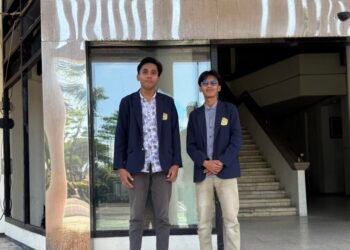 Tuntaskan 50 Hari Magang, Dua Mahasiswa Hukum Universitas Trunojoyo Berikan Kontribusi Nyata di Sekretariat Daerah Pamekasan 46 PAMEKASAN – Dua mahasiswa Fakultas Hukum dari Universitas Trunojoyo Madura (UTM), Ach Fauzan Ramadhan dan Habbeb, sukses menyelesaikan program magang atau Praktik Kerja Lapangan (PKL) selama 50 hari kerja di Bagian Hukum Sekretariat Daerah yang bertempat di Kabupaten Pamekasan. Selama hampir dua bulan tersebut, keduanya terlibat aktif dan menjadi motor penggerak tambahan yang meringankan beban kerja para Aparatur Sipil Negara (ASN) di lingkungan Bagian Hukum. Kedua mahasiswa ini mengungkapkan bahwa pengalaman magang mereka sangat berkesan, terutama berkat bimbingan intensif dari pembimbing lapangan,Ulfatun Nadimah, yang juga dikenal karena dedikasinya dalam memberikan arahan. Kami merasa sangat diterima dan nyaman bekerja di sini. Tidak seperti anak magang pada umumnya, kami merasa menjadi bagian dari keluarga besar di kantor ini,” ujar Habbeb. Selama magang, mereka terlibat dalam berbagai tugas termasuk membantu mengoreksi, menguji konsistensi pasal, hingga melakukan proofreading terhadap draf Rancangan Peraturan Bupati (Raperbup) dan Keputusan Bupati. Ketelitian mereka dalam menyisir diksi hukum dan menyelaraskannya dengan peraturan perundang-undangan yang lebih tinggi (sinkronisasi regulasi) sangat membantu para ASN dalam memangkas waktu asistensi produk hukum tersebut sebelum ditandatangani oleh kepala daerah. Fauzan dan Habbeb juga berperan penting dalam mempercepat alur birokrasi dan administrasi surat-menyurat kedinasan. Mereka secara aktif membantu para ASN mengawal proses birokrasi dengan mengantarkan Surat Keputusan (SK) yang telah selesai diproses di Bagian Hukum menuju ke ruangan Asisten Daerah untuk mendapatkan telaah lebih lanjut dan disposisi. Kehadiran mereka selama 50 hari kerja ini diakui sangat membantu mempercepat ritme kerja koordinasi antar-bidang di Sekretariat Daerah, sekaligus membuktikan kesiapan mahasiswa UTM dalam terjun ke dunia kerja pemerintahan yang dinamis. Berbagai kegiatan ini memberikan mereka wawasan praktis yang mendalam terkait hukum administrasi dan pemerintahan Dari pengalaman ini, kami banyak belajar tentang pentingnya ketelitian dalam mengelola berkas, karena semuanya berhubungan dengan kepentingan umum. Selain itu, kami juga memperoleh wawasan akademik yang mendukung pemahaman kami di bidang hukum pemerintahan,” ujar Ach Fauzan Ramadhan. Kehangatan suasana kerja di Kantor Sekda Bagian Hukum Kabupaten Pamekasan juga menjadi pengalaman berharga bagi keduanya. Pegawai di kantor tersebut tidak hanya membantu tugas-tugas mereka, tetapi juga memberikan dukungan moral yang membangun suasana kerja kondusif. Hal ini menjadi salah satu alasan mengapa waktu 50 hari terasa begitu singkat. "Pengalaman magang ini benar-benar membuka mata kami terhadap pentingnya kolaborasi, etika kerja, dan profesionalisme di dunia kerja. Kami sangat bersyukur telah diberikan kesempatan untuk belajar dan berkembang di sini,” tambah Habbeb. Sementara itu, Ulfatun Nadimah , selaku pembimbing lapangan, turut memberikan apresiasi atas dedikasi keduanya selama magang. Tidak terasa ya, waktu magang kalian sudah selesai. Semoga ilmu dan pengalaman yang kalian dapatkan di sini dapat menjadi bekal berharga untuk masa depan kalian,” ujarnya. Program praktik kerja lapangan ini tidak sekadar berfungsi sebagai media pembelajaran empiris, melainkan juga menjadi instrumen strategis dalam membangun sinergi antara institusi pendidikan tinggi dan rumpun birokrasi pemerintahan. Melalui kerangka program ini, mahasiswa tidak hanya mengimplementasikan sintesis teori akademis ke dalam tatanan praktis, tetapi juga menginternalisasi secara komprehensif mengenai dinamika tantangan pelayanan publik serta kompleksitas tanggung jawab tata kelola instansi negara. Dengan berakhirnya program magang ini, Ach Fauzan Ramadhan dan Habbeb berharap ilmu yang mereka peroleh dapat berguna dalam karier mereka di masa depan. Mereka juga menyampaikan rasa terima kasih yang mendalam kepada semua pihak yang telah membantu selama program berlangsung, terutama kepada Ulfatun Nadimah ,selaku pembimbing lapangan.