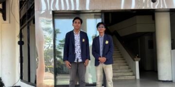 Tuntaskan 50 Hari Magang, Dua Mahasiswa Hukum Universitas Trunojoyo Berikan Kontribusi Nyata di Sekretariat Daerah Pamekasan 56 PAMEKASAN – Dua mahasiswa Fakultas Hukum dari Universitas Trunojoyo Madura (UTM), Ach Fauzan Ramadhan dan Habbeb, sukses menyelesaikan program magang atau Praktik Kerja Lapangan (PKL) selama 50 hari kerja di Bagian Hukum Sekretariat Daerah yang bertempat di Kabupaten Pamekasan. Selama hampir dua bulan tersebut, keduanya terlibat aktif dan menjadi motor penggerak tambahan yang meringankan beban kerja para Aparatur Sipil Negara (ASN) di lingkungan Bagian Hukum. Kedua mahasiswa ini mengungkapkan bahwa pengalaman magang mereka sangat berkesan, terutama berkat bimbingan intensif dari pembimbing lapangan,Ulfatun Nadimah, yang juga dikenal karena dedikasinya dalam memberikan arahan. Kami merasa sangat diterima dan nyaman bekerja di sini. Tidak seperti anak magang pada umumnya, kami merasa menjadi bagian dari keluarga besar di kantor ini,” ujar Habbeb. Selama magang, mereka terlibat dalam berbagai tugas termasuk membantu mengoreksi, menguji konsistensi pasal, hingga melakukan proofreading terhadap draf Rancangan Peraturan Bupati (Raperbup) dan Keputusan Bupati. Ketelitian mereka dalam menyisir diksi hukum dan menyelaraskannya dengan peraturan perundang-undangan yang lebih tinggi (sinkronisasi regulasi) sangat membantu para ASN dalam memangkas waktu asistensi produk hukum tersebut sebelum ditandatangani oleh kepala daerah. Fauzan dan Habbeb juga berperan penting dalam mempercepat alur birokrasi dan administrasi surat-menyurat kedinasan. Mereka secara aktif membantu para ASN mengawal proses birokrasi dengan mengantarkan Surat Keputusan (SK) yang telah selesai diproses di Bagian Hukum menuju ke ruangan Asisten Daerah untuk mendapatkan telaah lebih lanjut dan disposisi. Kehadiran mereka selama 50 hari kerja ini diakui sangat membantu mempercepat ritme kerja koordinasi antar-bidang di Sekretariat Daerah, sekaligus membuktikan kesiapan mahasiswa UTM dalam terjun ke dunia kerja pemerintahan yang dinamis. Berbagai kegiatan ini memberikan mereka wawasan praktis yang mendalam terkait hukum administrasi dan pemerintahan Dari pengalaman ini, kami banyak belajar tentang pentingnya ketelitian dalam mengelola berkas, karena semuanya berhubungan dengan kepentingan umum. Selain itu, kami juga memperoleh wawasan akademik yang mendukung pemahaman kami di bidang hukum pemerintahan,” ujar Ach Fauzan Ramadhan. Kehangatan suasana kerja di Kantor Sekda Bagian Hukum Kabupaten Pamekasan juga menjadi pengalaman berharga bagi keduanya. Pegawai di kantor tersebut tidak hanya membantu tugas-tugas mereka, tetapi juga memberikan dukungan moral yang membangun suasana kerja kondusif. Hal ini menjadi salah satu alasan mengapa waktu 50 hari terasa begitu singkat. "Pengalaman magang ini benar-benar membuka mata kami terhadap pentingnya kolaborasi, etika kerja, dan profesionalisme di dunia kerja. Kami sangat bersyukur telah diberikan kesempatan untuk belajar dan berkembang di sini,” tambah Habbeb. Sementara itu, Ulfatun Nadimah , selaku pembimbing lapangan, turut memberikan apresiasi atas dedikasi keduanya selama magang. Tidak terasa ya, waktu magang kalian sudah selesai. Semoga ilmu dan pengalaman yang kalian dapatkan di sini dapat menjadi bekal berharga untuk masa depan kalian,” ujarnya. Program praktik kerja lapangan ini tidak sekadar berfungsi sebagai media pembelajaran empiris, melainkan juga menjadi instrumen strategis dalam membangun sinergi antara institusi pendidikan tinggi dan rumpun birokrasi pemerintahan. Melalui kerangka program ini, mahasiswa tidak hanya mengimplementasikan sintesis teori akademis ke dalam tatanan praktis, tetapi juga menginternalisasi secara komprehensif mengenai dinamika tantangan pelayanan publik serta kompleksitas tanggung jawab tata kelola instansi negara. Dengan berakhirnya program magang ini, Ach Fauzan Ramadhan dan Habbeb berharap ilmu yang mereka peroleh dapat berguna dalam karier mereka di masa depan. Mereka juga menyampaikan rasa terima kasih yang mendalam kepada semua pihak yang telah membantu selama program berlangsung, terutama kepada Ulfatun Nadimah ,selaku pembimbing lapangan.