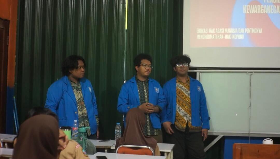 Proses menjelaskan materi kepada Siswa/i