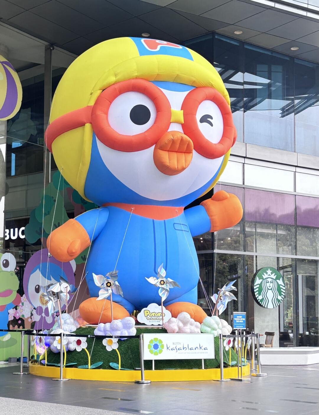 Pororo Carnival Meriahkan Libur Sekolah di Kota Kasablanka 47 Balon karakter pororo berukuran raksasa menyambut pengunjung di area depan Mall Kota Kasablanka dalam rangkaian acara pororo carnival.