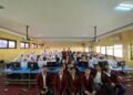Foto mahasiswa Telkom University dan siswa di SMP Al Masoem (Sumber: Dokumentasi Pribadi)