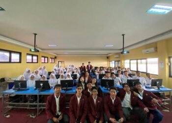 SORA Sosialisasikan Penghematan Energi dan Pemanfaatan IoT kepada Siswa SMP Al Masoem 47 Foto mahasiswa Telkom University dan siswa di SMP Al Masoem (Sumber: Dokumentasi Pribadi)