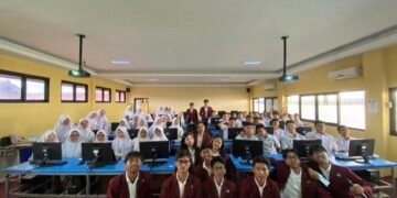 Foto mahasiswa Telkom University dan siswa di SMP Al Masoem (Sumber: Dokumentasi Pribadi)