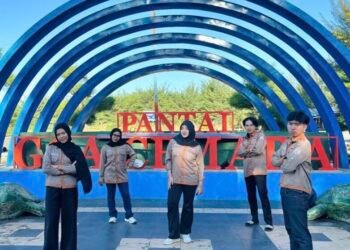 Mahasiswa Program Studi Pariwisata UNY berfoto bersama sebelum pelaksanaan aksi bersih pantai di Pantai Goa Cemara, Bantul (Sumber: Dokumentasi Pribadi)