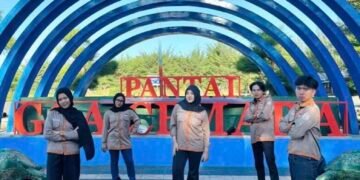 Mahasiswa Pariwisata UNY Gelar Aksi Bersih Pantai di Goa Cemara untuk Dukung SDGs 56 Mahasiswa Program Studi Pariwisata UNY berfoto bersama sebelum pelaksanaan aksi bersih pantai di Pantai Goa Cemara, Bantul (Sumber: Dokumentasi Pribadi)