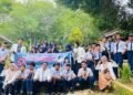 Mahasiswa Program Studi Apoteker Universitas Halu Oleo angkatan XV foto bersama peserta didik (Sumber : Dokumentasi Pribadi)
