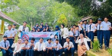 Pencegahan Penyalahgunaan Obat-Obat Tertentu (OOT) di SMP Negeri 15 Kendari 58 Mahasiswa Program Studi Apoteker Universitas Halu Oleo angkatan XV foto bersama peserta didik (Sumber : Dokumentasi Pribadi)