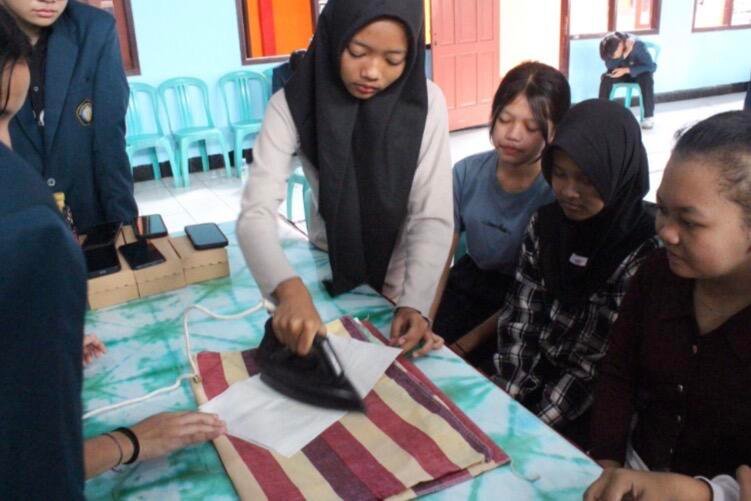 Praktik Pembuatan Gantungan Kunci (Sumber: Dokumentasi Pribadi) 