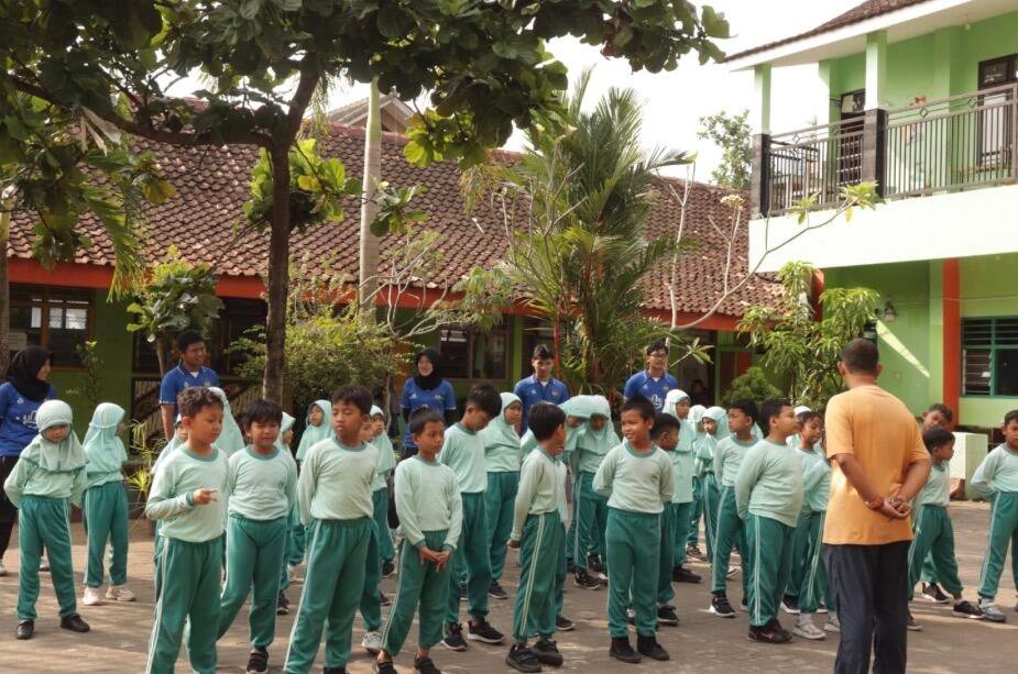 Mahasiswa PJKR FIKK UNY Implementasikan SDGs 3 dan 4 Melalui Permainan Edukatif di SD Muhammadiyah Pajangan 2 47 Dokumentasi mahasiswa PJKR UNY Di SD Muhammadiyah Pajangan 2 (Sumber: Dokumentasi Pribadi)