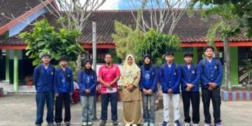 Foto bersama mahasiswa UNY dan guru SD Muhammadiyah Pajangan 2 (Sumber: Dokumentasi Pribadi)