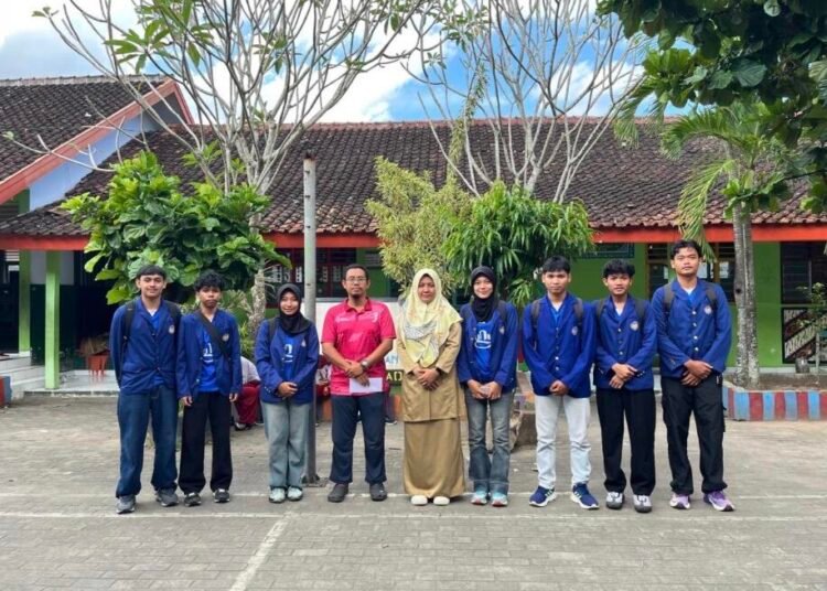 Mahasiswa PJKR FIKK UNY Implementasikan SDGs 3 dan 4 Melalui Permainan Edukatif di SD Muhammadiyah Pajangan 2 46 Foto bersama mahasiswa UNY dan guru SD Muhammadiyah Pajangan 2 (Sumber: Dokumentasi Pribadi)