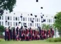 Lulus Cepat atau Burnout? Dampak Tekanan Akademik terhadap Kesehatan Mental Mahasiswa 49 Foto saat kelulusan dan melempar toga (Sumber: Pexels)