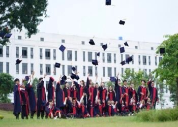 Lulus Cepat atau Burnout? Dampak Tekanan Akademik terhadap Kesehatan Mental Mahasiswa 46 Foto saat kelulusan dan melempar toga (Sumber: Pexels)