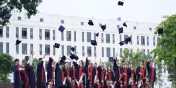 Foto saat kelulusan dan melempar toga (Sumber: Pexels)