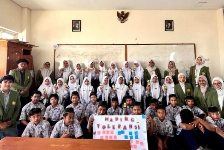 Mahasiswa UPN "Veteran" Jawa Timur Gelar Penyuluhan Moderasi Beragama untuk Pelajar Sekolah Menengah Al-Islah di Surabaya 46 Foto dokumentasi pengabdian masyarakat Mahasiswa UPN “Veteran” Jawa Timur (Sumber : Dokumentasi Pribadi)