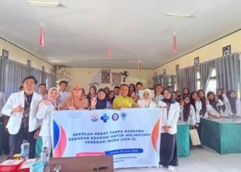 Bersama BNN Kota Kendari, Mahasiswa Pendidikan Profesi Apoteker UHO Gelar Edukasi “Sekolah Hebat Tanpa Narkoba” di SMAN 2 Kendari 46 Foto bersama mahasiswa Universitas Halu Oleo dan Badan Narkotika Nasional (Sumber: Dokumentasi Pribadi)
