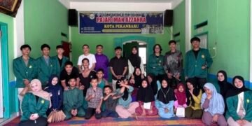 Foto bersama mahasiswa UMRI dan anak-anak Panti Asuhan Pajar Iman Azzahra (Sumber: Dokumentasi Pribadi)