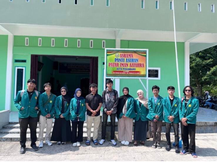 Mahasiswa UMRI Gelar Sosialisasi Bela Negara di Panti Asuhan guna Menumbuhkan Semangat Nasionalisme dan Cinta Tanah Air 47 Foto bersama mahasiswa UMRI dan pengurus Panti Asuhan Pajar Iman Azzahra (Sumber: Dokumentasi Pribadi)