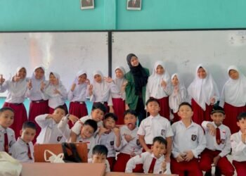 Dokumentasi photo bersama siswa kelas 4C SD Swasta IKAL MEDAN Setelah melaksanakan kegiatan edukasi literasi digital tentang hoax.