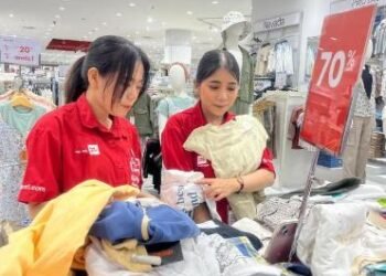 Sales Promotion Girl (SPG) MDS Supermal Karawaci melakukan siaran langsung program Shop & Talk
untuk menawarkan produk fesyen kepada pelanggan secara daring di tengah rendahnya jumlah
pengunjung pada hari kerja, Kabupaten Tangerang, Banten, 26 Juni 2026. (Foto: Fatta Shafwan
Syaputra)