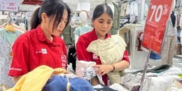 Sales Promotion Girl (SPG) MDS Supermal Karawaci melakukan siaran langsung program Shop & Talk
untuk menawarkan produk fesyen kepada pelanggan secara daring di tengah rendahnya jumlah
pengunjung pada hari kerja, Kabupaten Tangerang, Banten, 26 Juni 2026. (Foto: Fatta Shafwan
Syaputra)