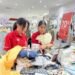 Sales Promotion Girl (SPG) MDS Supermal Karawaci melakukan siaran langsung program Shop & Talk
untuk menawarkan produk fesyen kepada pelanggan secara daring di tengah rendahnya jumlah
pengunjung pada hari kerja, Kabupaten Tangerang, Banten, 26 Juni 2026. (Foto: Fatta Shafwan
Syaputra)