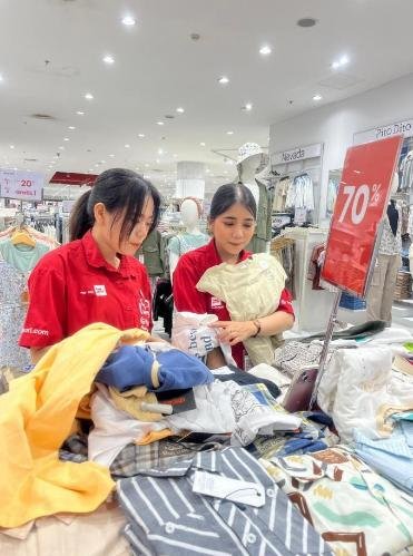 Sales Promotion Girl (SPG) MDS Supermal Karawaci melakukan siaran langsung program Shop & Talk
untuk menawarkan produk fesyen kepada pelanggan secara daring di tengah rendahnya jumlah
pengunjung pada hari kerja, Kabupaten Tangerang, Banten, 26 Juni 2026. (Foto: Fatta Shafwan
Syaputra)