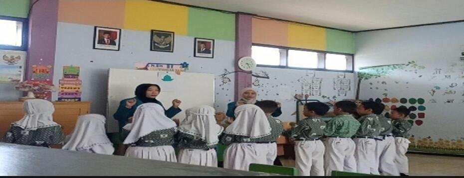 Keterangan Foto: Antusiasme siswa RA Muslimat NU I Lowokwaru saat mengikuti sesi pengenalan simbol negara didampingi kakak pendamping