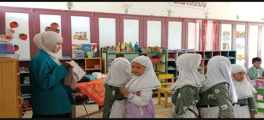 Keterangan Foto: Proses pembelajaran simbol negara menggunakan media cerita dan tanya jawab bersama siswa RA Muslimat NU I