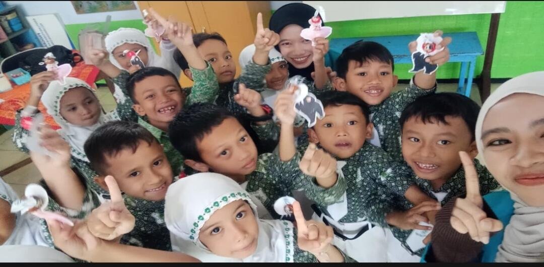 Keterangan Foto: Proses belajar interaktif melalui permainan tebak-tebakan.Anak-anak diajak mengenali simbol negara secara menyenangkan tanpa paksaan.